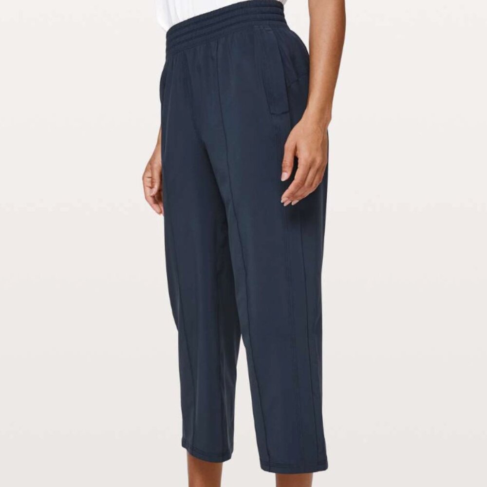 Women Lululemon Wanderer Crop Pant Medium Rise Relaxed Fit True Navy Size 6